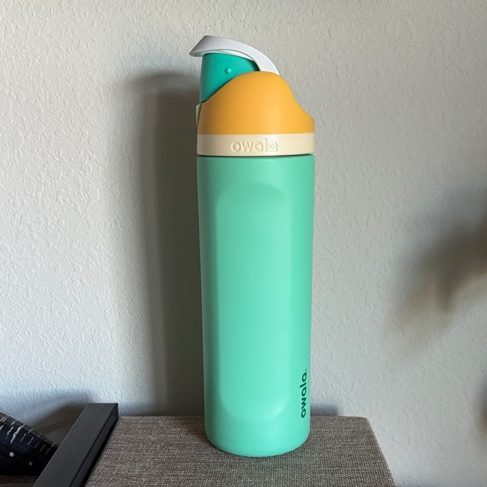Owala Green and Yellow Freesip 24oz